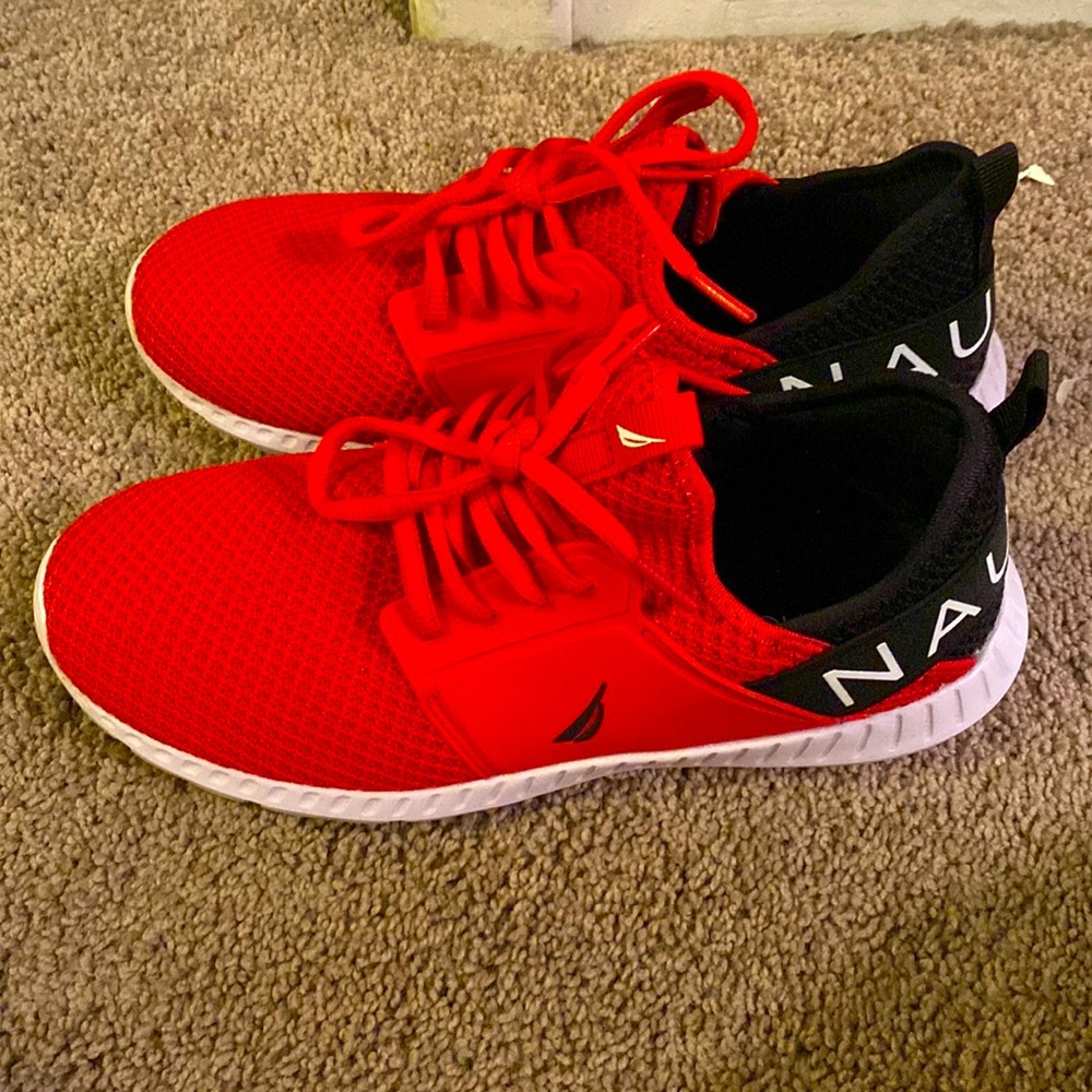 I’m selling these sneakers since I never got the chance to actually wear them